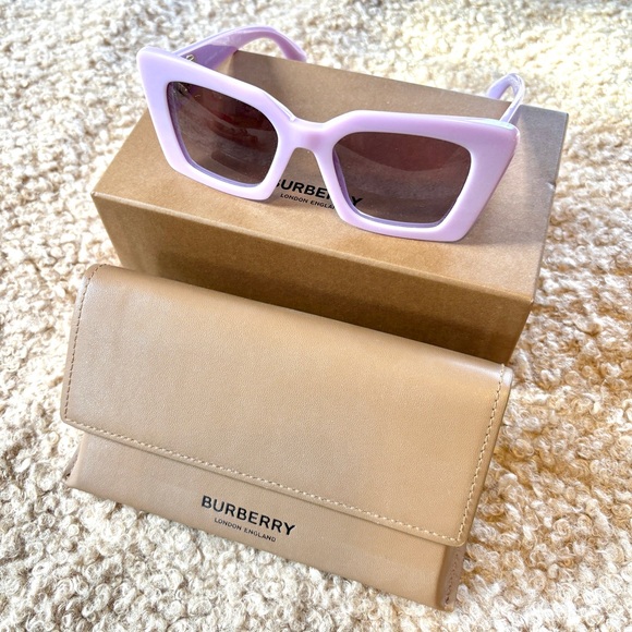 Burberry Daisy Sunglasses in Lilac Purple w/ Cover Case & Original Box! - Picture 1 of 12